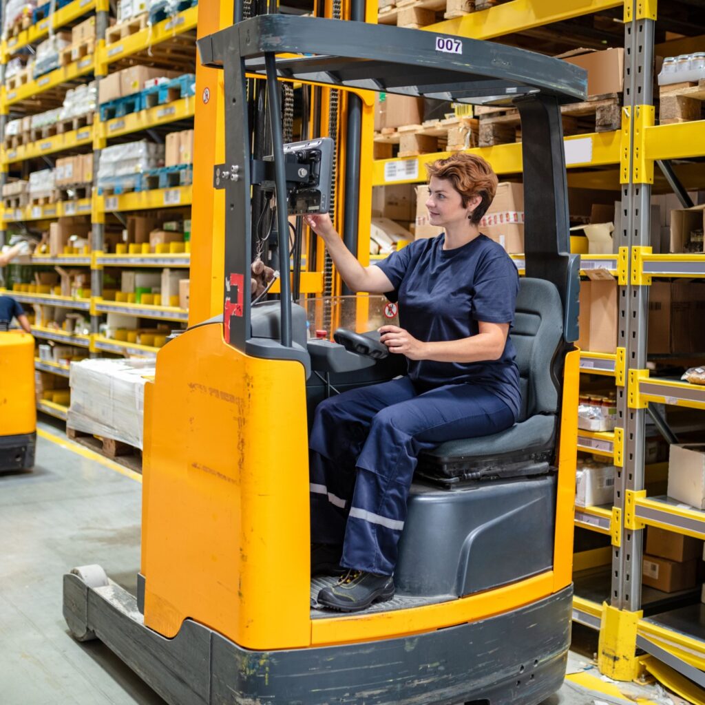 Vrouw rijdt op forkheftruck