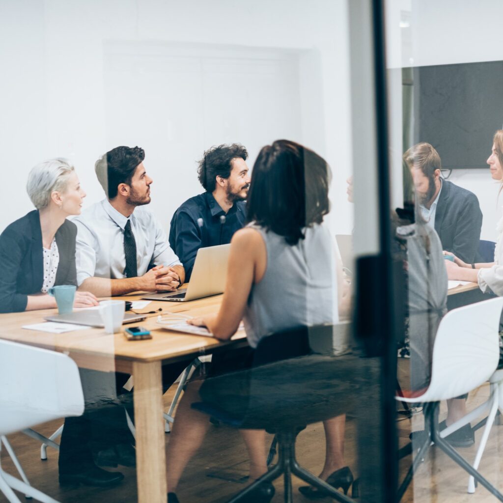 collega's zitten in vergaderzaal