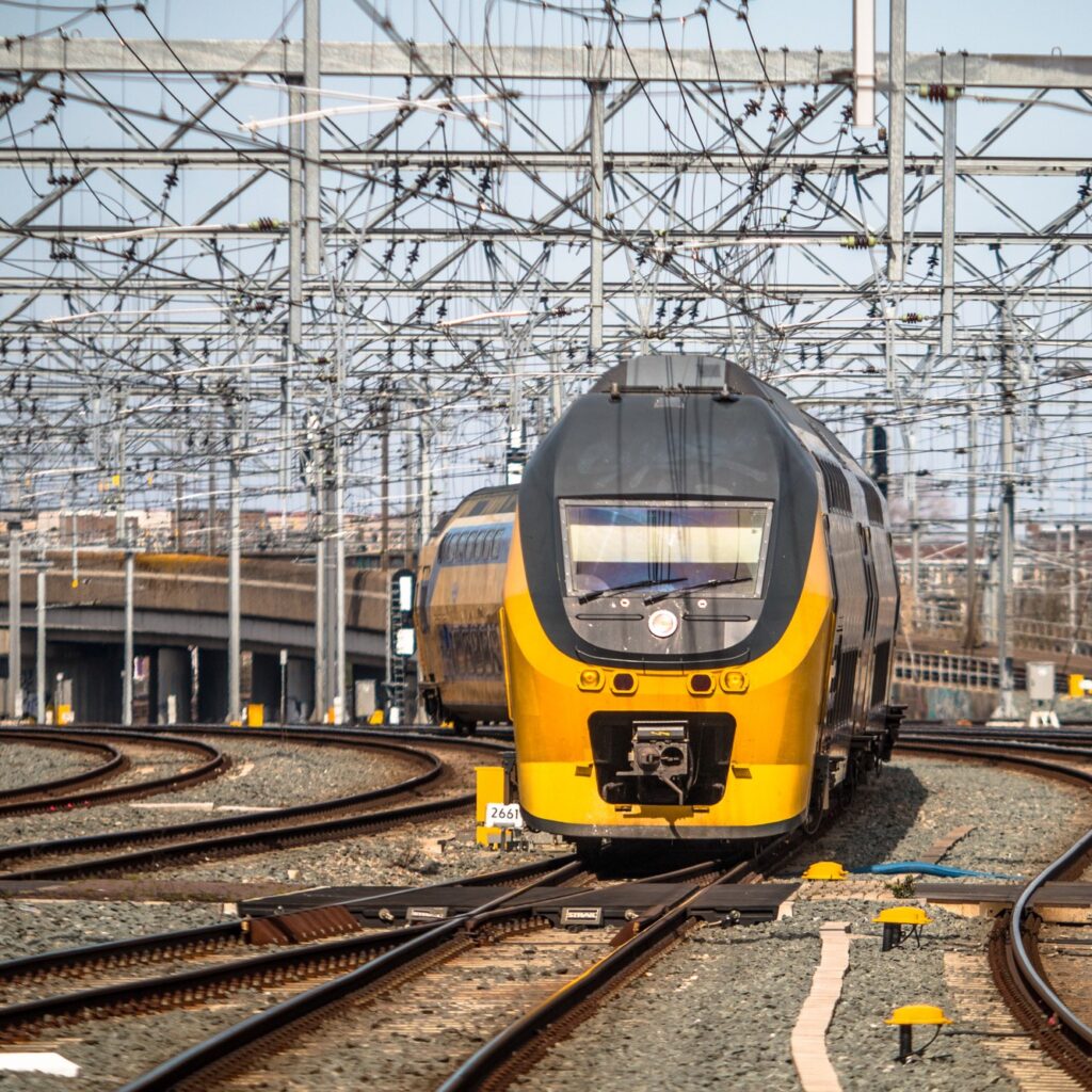 Trein rijdt op spoor