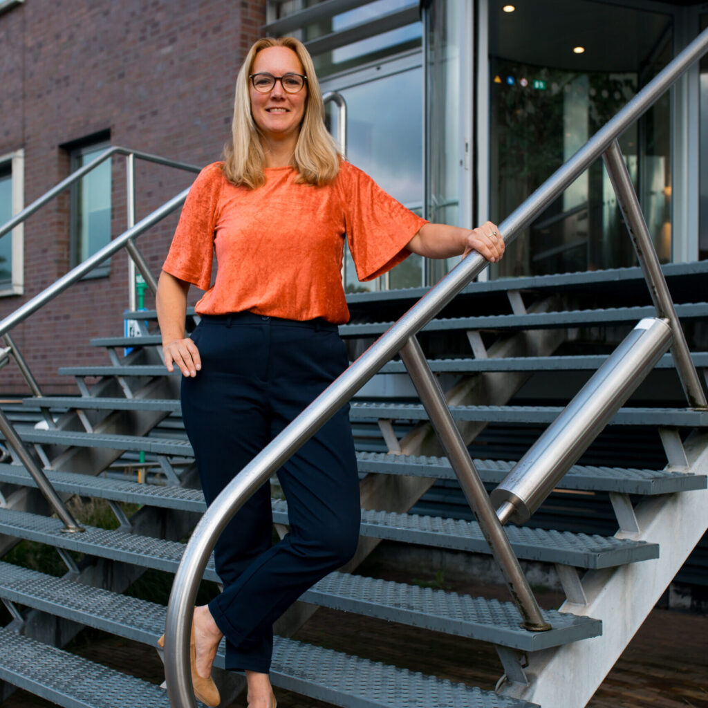 Vrouw staat op trap buiten