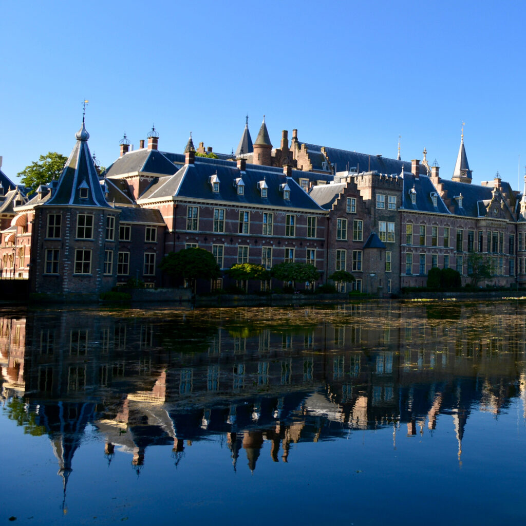 Buitenhof en Binnenhof in Den Haag, Nederland, met uitzicht op de vijver en het kantoor van de premier
