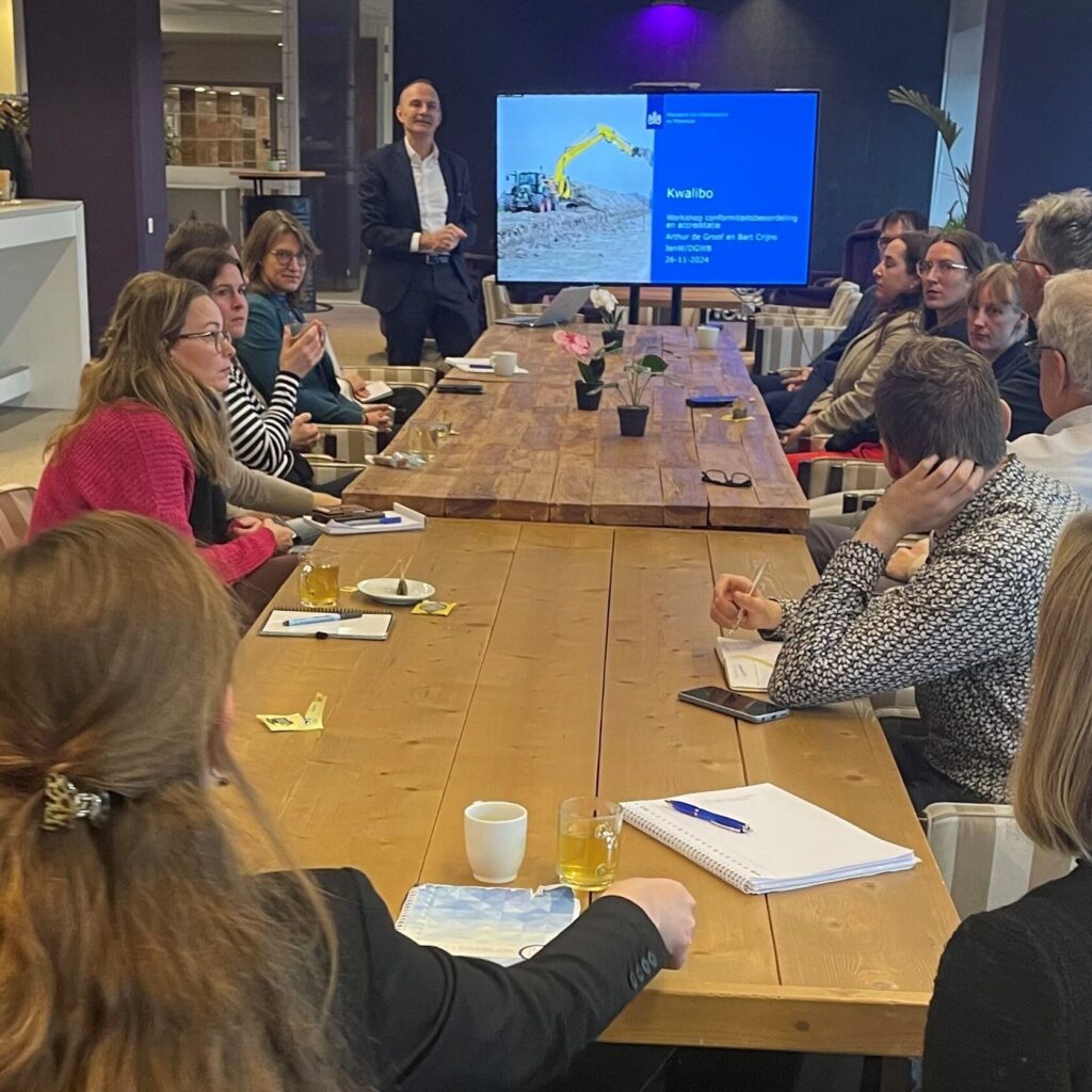 Tafel met mensen die workshop volgen