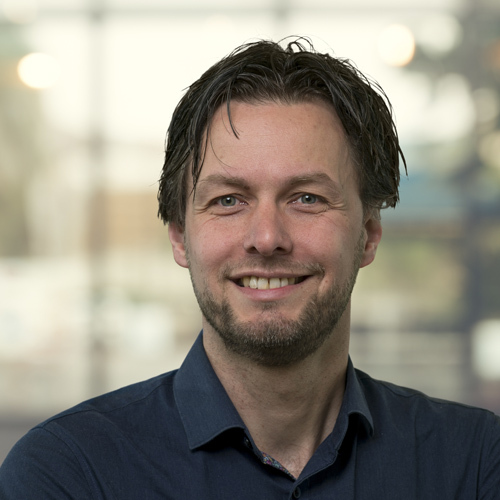 Man met stoppelbaard lacht