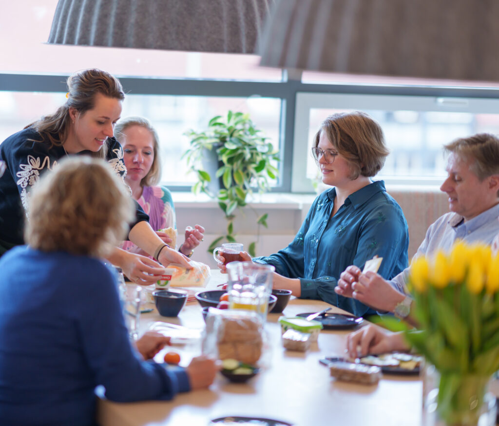 Collega's zitten samen aan de lunchtafel