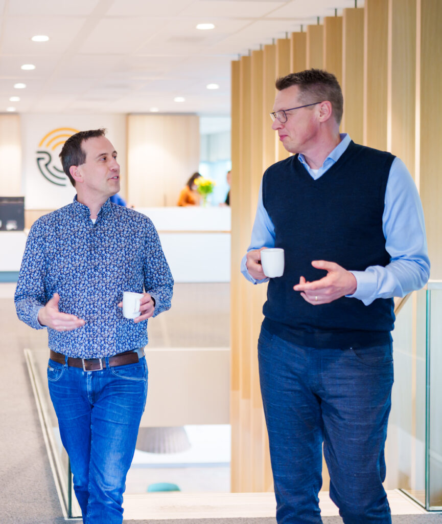 Collega's lopen met een kop koffie