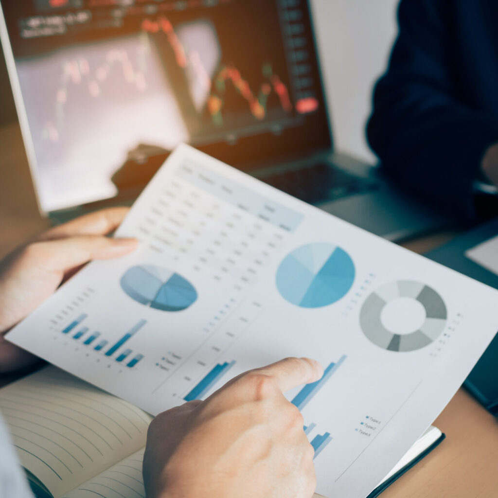 Data op papier wordt bekeken