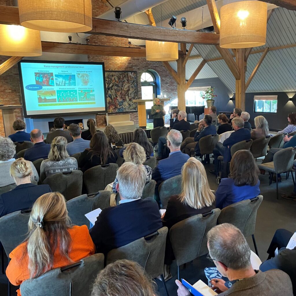 Mensen zitten te luisteren naar presentatie